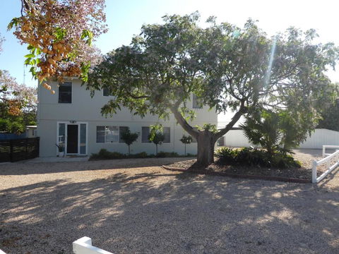 Moonta Bay Stylish Large Home 3 Min Walk From Beach And Jetty - E Caravan Parks 2