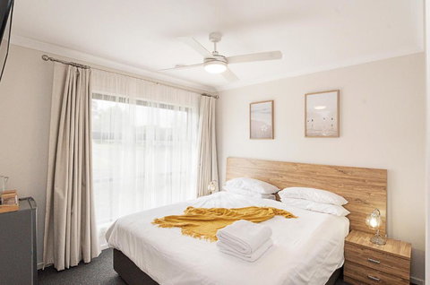 Morview Holiday Homes-Giraffe - E Caravan Parks 0