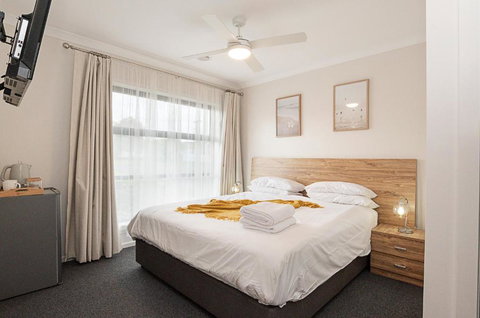 Morview Holiday Homes-Giraffe - E Caravan Parks 1