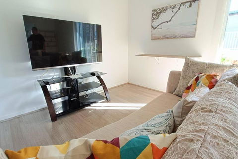 New And Cozy 2 Bedrooms Granny Flat With Aircon & Pool - E Caravan Parks 1
