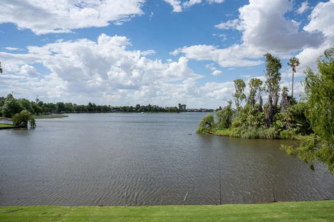 Mulwala Lakeside Apartment - E Caravan Parks 1