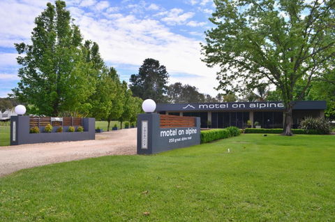 Myrtleford Motel On Alpine - E Caravan Parks 1