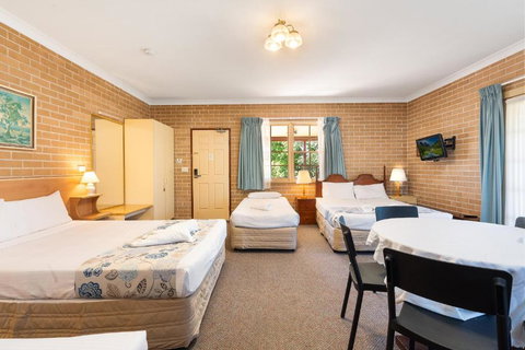 New Inn Motel - E Caravan Parks 3