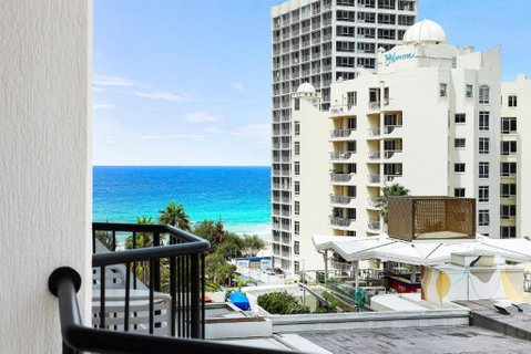 NEW Stunning Central Surfers Studio Apartment. - E Caravan Parks 1