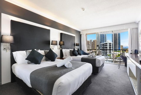 NEW Stunning Central Surfers Studio Apartment. - E Caravan Parks 0