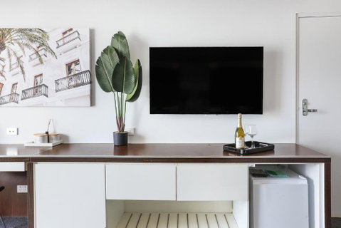 NEW Stunning Central Surfers Studio Apartment. - E Caravan Parks 3