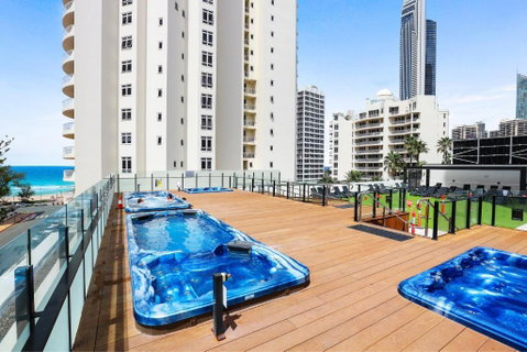 NEW Stunning Central Surfers Studio Apartment. - E Caravan Parks 2