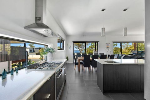 NEW - Sunrise Waters Holiday House - E Caravan Parks 1