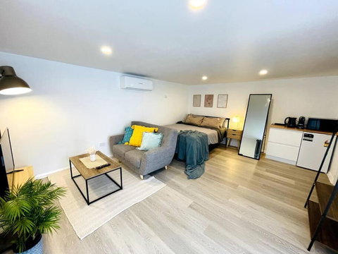 Newly Renovated Contemporary Private Studio Near Hobart CBD And Airport - E Caravan Parks 0