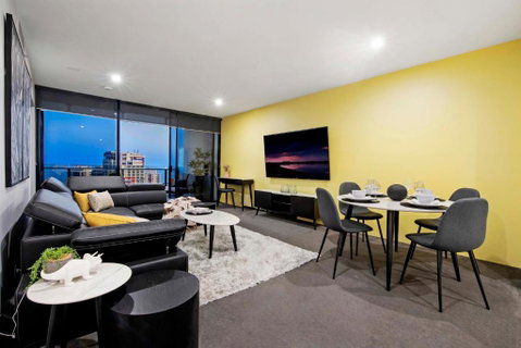 OCEAN VIEW - One Bedroom Spa Apartment - Circle On Cavill - Self Contained, Privately Managed - E Caravan Parks 2