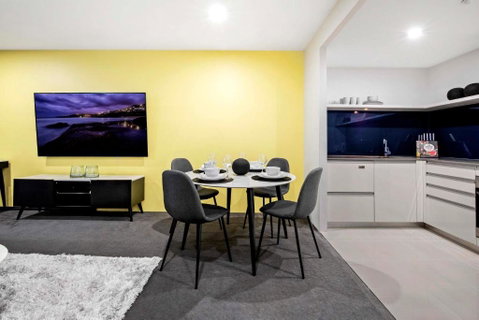 OCEAN VIEW - One Bedroom Spa Apartment - Circle On Cavill - Self Contained, Privately Managed - E Caravan Parks 3