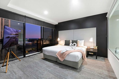OCEAN VIEW - One Bedroom Spa Apartment - Circle On Cavill - Self Contained, Privately Managed - E Caravan Parks 0