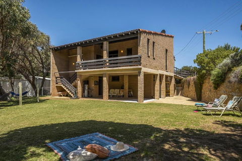 Ocean Close - Spacious Beach House - E Caravan Parks 0