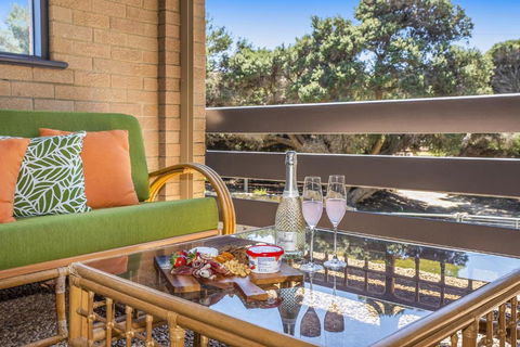 Ocean Close - Spacious Beach House - E Caravan Parks 3