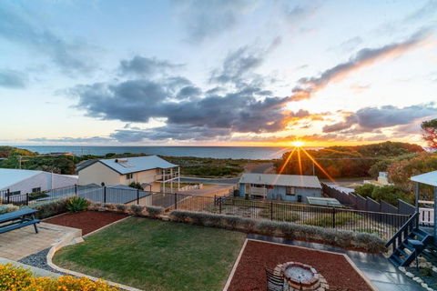 Ocean View Retreat - Best View In Town - E Caravan Parks 0
