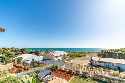 Ocean View Retreat - Best View In Town - E Caravan Parks 3