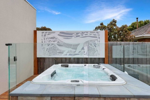 OG Spa Retreat- 3 Bedroom, Spa, Central, Aircon - E Caravan Parks 0
