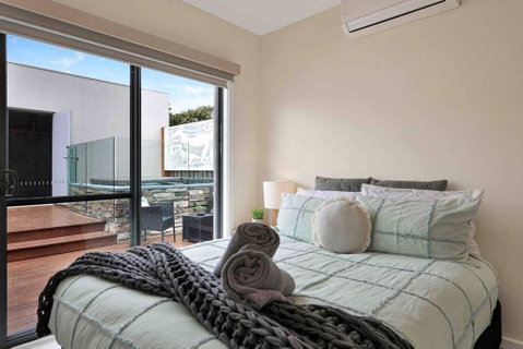 OG Spa Retreat- 3 Bedroom, Spa, Central, Aircon - E Caravan Parks 1