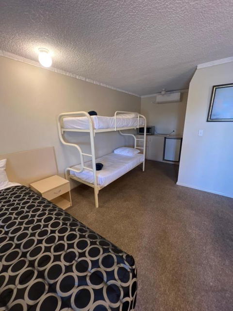 OVERLANDER MOTOR LODGE - E Caravan Parks 3