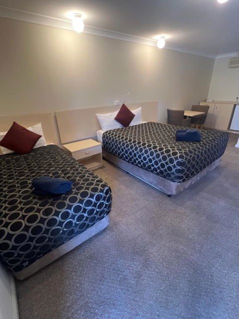 OVERLANDER MOTOR LODGE - E Caravan Parks 2