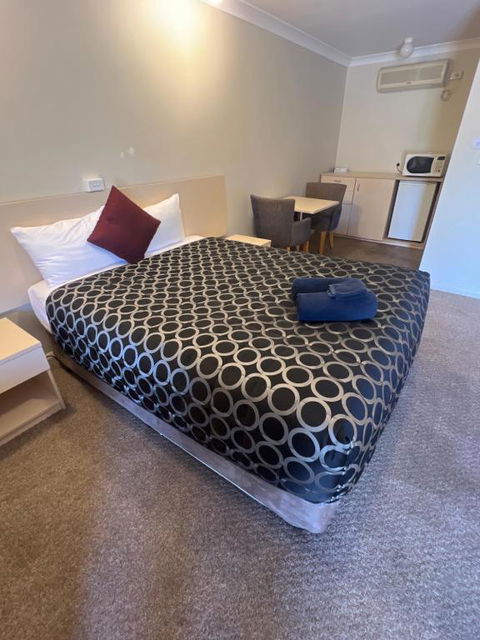 OVERLANDER MOTOR LODGE - E Caravan Parks 1