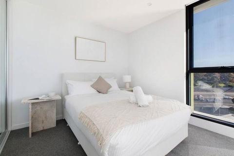 Perched On Parkville - A Minimalist Retreat With Pool - E Caravan Parks 1