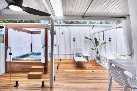 Private Outdoor Spa, Fire Pit - THE RETREAT COOLUM BEACH - E Caravan Parks 1