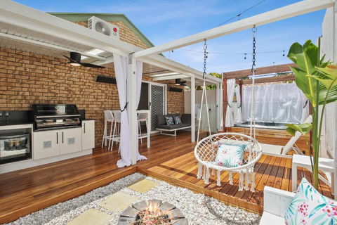 Private Outdoor Spa, Fire Pit - THE RETREAT COOLUM BEACH - E Caravan Parks 2