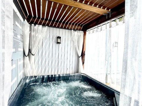 Private Outdoor Spa, Fire Pit - THE RETREAT COOLUM BEACH - E Caravan Parks 3