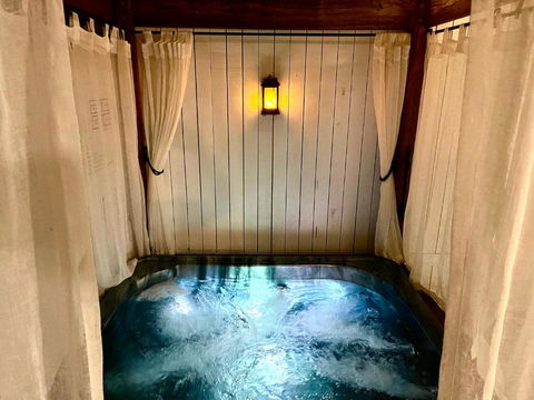 Private Outdoor Spa, Fire Pit - THE RETREAT COOLUM BEACH - E Caravan Parks 0