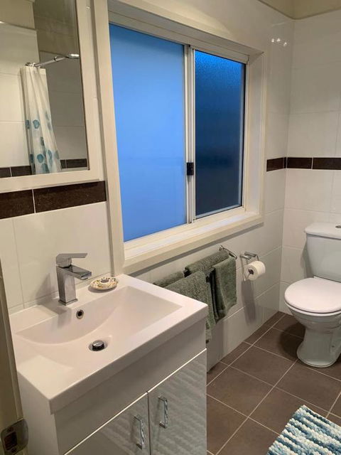Private Room With Ensuite - E Caravan Parks 3