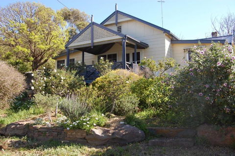 Quaint Cottage Nestled Amongst The Trees - E Caravan Parks 0