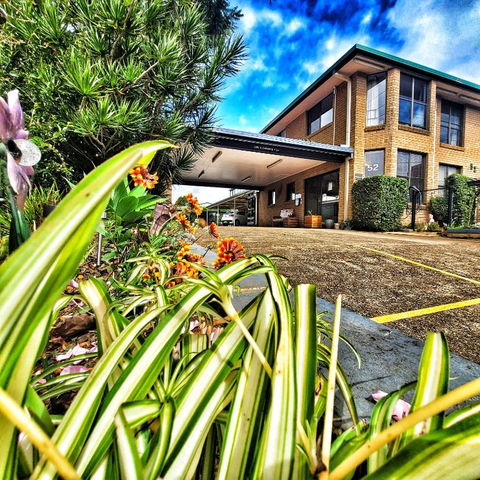 Raceview Motor Inn - E Caravan Parks 0