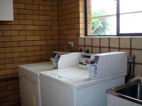 Raceview Motor Inn - E Caravan Parks 3