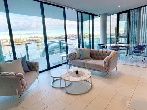 RARE Luxury Waterfront Living - E Caravan Parks 0