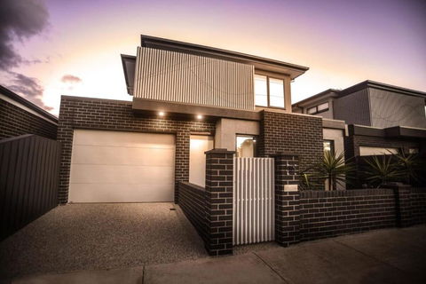 Raven West House I Corporate Or Holiday - E Caravan Parks 0
