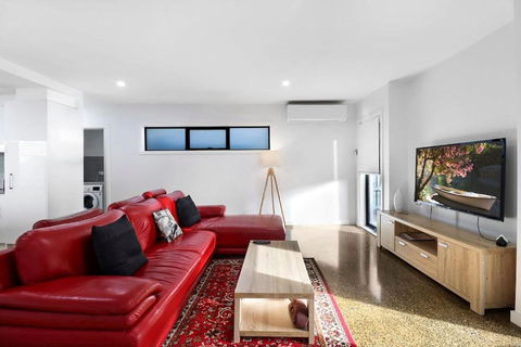 Raven West House I Corporate Or Holiday - E Caravan Parks 1