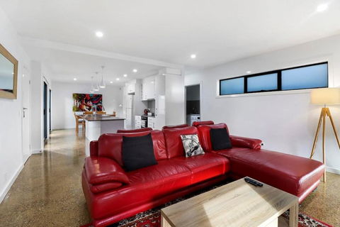 Raven West House I Corporate Or Holiday - E Caravan Parks 2