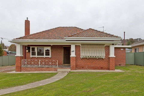Red Brick Beauty - Central Cottage - E Caravan Parks 0