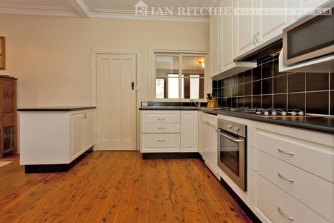 Red Brick Beauty - Central Cottage - E Caravan Parks 1