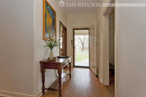 Red Brick Beauty - Central Cottage - E Caravan Parks 3