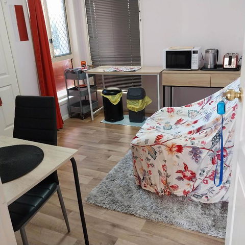 Red Cottage FEMALE ONLY BUDGET STAYS With Bedroom Plus Private Kitchenette Room - E Caravan Parks 1
