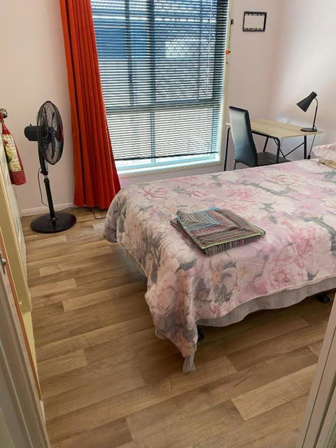 Red Cottage FEMALE ONLY BUDGET STAYS With Bedroom Plus Private Kitchenette Room - E Caravan Parks 0