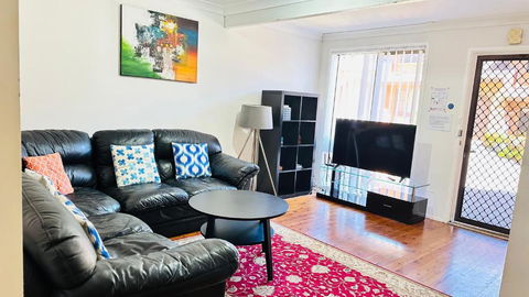 Quiet Family Townhouse In Wollongong CBD - E Caravan Parks 1