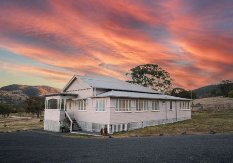 Pretty Pink Queenslander With Spectacular Views! - E Caravan Parks 0