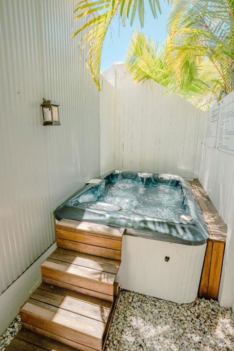 Private Outdoor Spa, Fire Pit, Cinema Room - THE COTTAGE COOLUM BEACH - E Caravan Parks 0