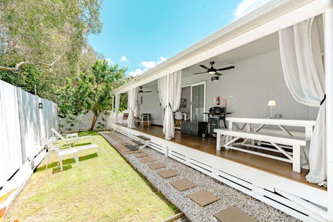 Private Outdoor Spa, Fire Pit, Cinema Room - THE COTTAGE COOLUM BEACH - E Caravan Parks 3