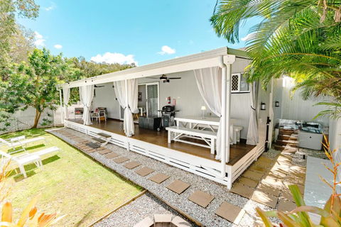 Private Outdoor Spa, Fire Pit, Cinema Room - THE COTTAGE COOLUM BEACH - E Caravan Parks 1