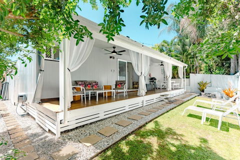 Private Outdoor Spa, Fire Pit, Cinema Room - THE COTTAGE COOLUM BEACH - E Caravan Parks 2