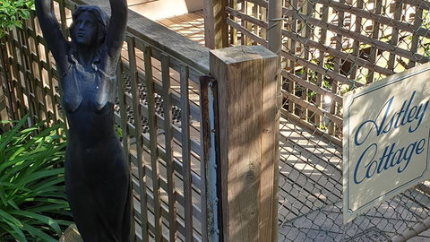 Astley Cottage - E Caravan Parks 2